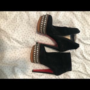 6 inch heel size 40 , I cannot walk in them that good lol